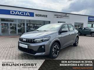 Schräge Frontansicht auf einen Dacia Sandero , freigestellt