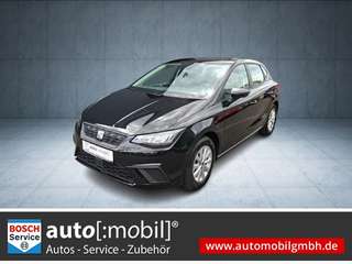 Schräge Frontansicht auf einen SEAT Ibiza , freigestellt