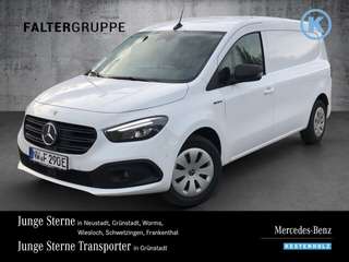 Schräge Frontansicht auf einen Mercedes-Benz eCitan , freigestellt