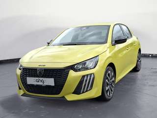 Schräge Frontansicht auf einen Peugeot 208 , freigestellt
