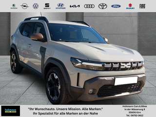 Schräge Frontansicht auf einen Dacia Duster , freigestellt