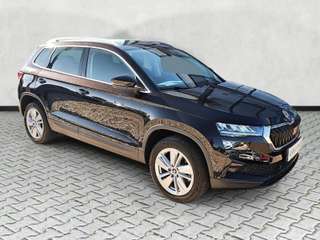Schräge Frontansicht auf einen Skoda Karoq , freigestellt