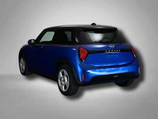 Schräge Frontansicht auf einen MINI COOPER , freigestellt