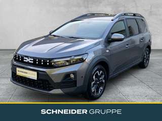 Schräge Frontansicht auf einen Dacia Jogger , freigestellt