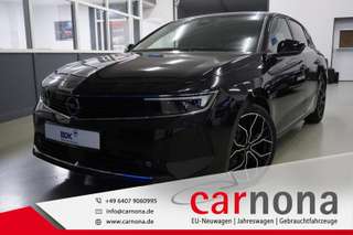 Schräge Frontansicht auf einen Opel Astra , freigestellt