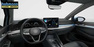 Schräge Frontansicht auf einen Volkswagen Golf , freigestellt