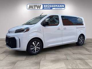 Schräge Frontansicht auf einen Toyota Proace , freigestellt