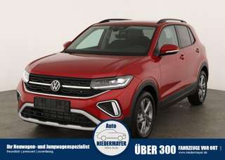 Schräge Frontansicht auf einen Volkswagen T-Cross , freigestellt