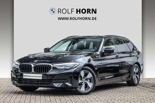Schräge Frontansicht auf einen BMW 5er-Reihe , freigestellt