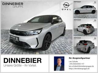 Schräge Frontansicht auf einen Opel Corsa , freigestellt