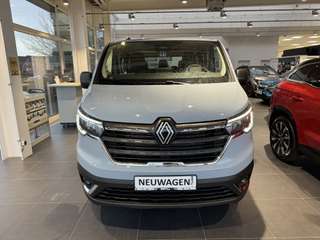 Schräge Frontansicht auf einen Renault Trafic , freigestellt