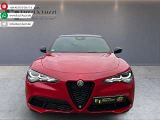 Schräge Frontansicht auf einen Alfa Romeo Stelvio , freigestellt