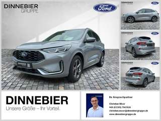 Schräge Frontansicht auf einen Ford Kuga , freigestellt