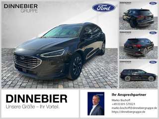 Schräge Frontansicht auf einen Ford Focus , freigestellt