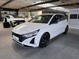 Schräge Frontansicht auf einen Hyundai i20 , freigestellt