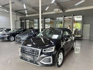 Schräge Frontansicht auf einen Audi Q2 , freigestellt