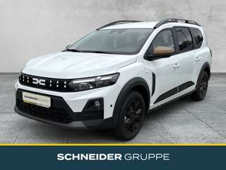 Schräge Frontansicht auf einen Dacia Jogger , freigestellt