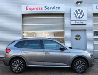 Schräge Frontansicht auf einen Skoda Kamiq , freigestellt