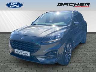 Schräge Frontansicht auf einen Ford Kuga , freigestellt