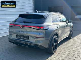 Schräge Frontansicht auf einen Volkswagen T-Roc , freigestellt