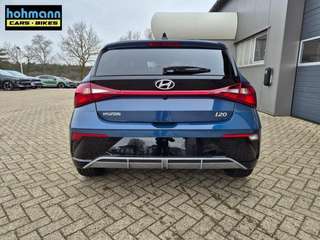 Schräge Frontansicht auf einen Hyundai i20 , freigestellt