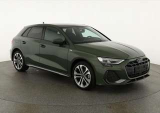 Schräge Frontansicht auf einen Audi A3 , freigestellt