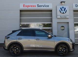 Schräge Frontansicht auf einen Volkswagen T-Roc , freigestellt
