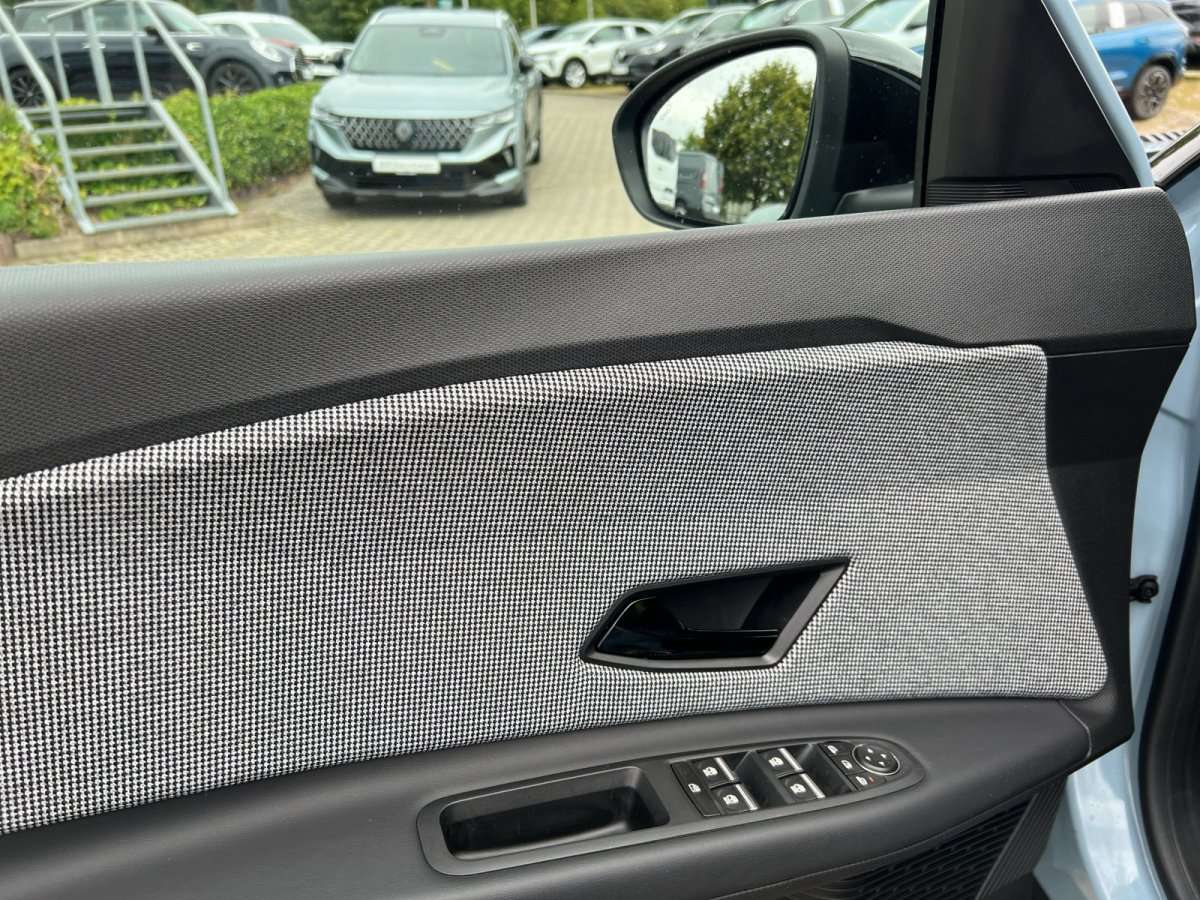 Fahrzeugbild eines Renault 4 E-TECH