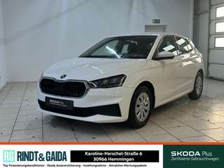 Schräge Frontansicht auf einen Skoda Fabia , freigestellt