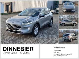 Schräge Frontansicht auf einen Ford Kuga , freigestellt