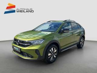Schräge Frontansicht auf einen Volkswagen Taigo , freigestellt