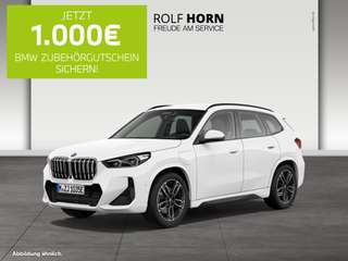 Schräge Frontansicht auf einen BMW X1 , freigestellt