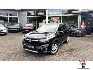 Schräge Frontansicht auf einen Suzuki S-Cross , freigestellt