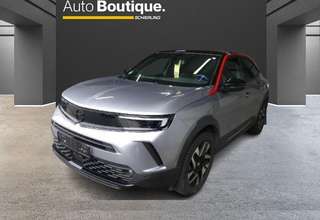 Schräge Frontansicht auf einen Opel Mokka , freigestellt