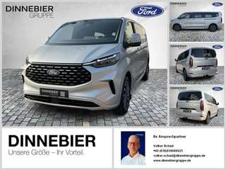 Schräge Frontansicht auf einen Ford Tourneo Custom , freigestellt