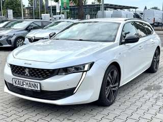Schräge Frontansicht auf einen Peugeot 508 , freigestellt