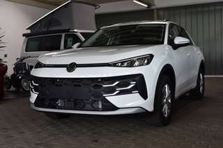 Schräge Frontansicht auf einen Volkswagen T-Roc , freigestellt