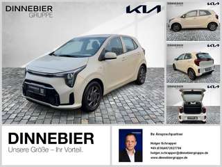 Schräge Frontansicht auf einen Kia Picanto , freigestellt