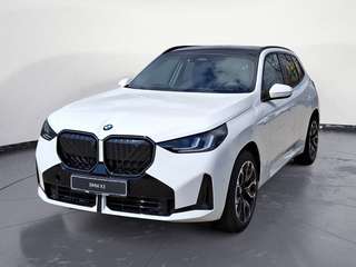 Schräge Frontansicht auf einen BMW X3 , freigestellt