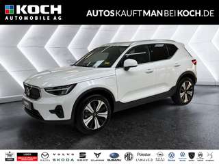 Schräge Frontansicht auf einen Volvo XC40 , freigestellt