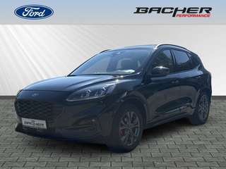 Schräge Frontansicht auf einen Ford Kuga , freigestellt