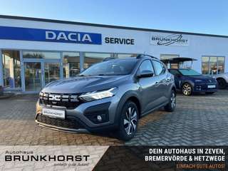 Schräge Frontansicht auf einen Dacia Sandero , freigestellt