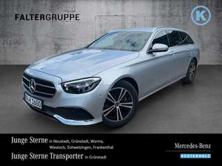 Schräge Frontansicht auf einen Mercedes-Benz E-Klasse , freigestellt
