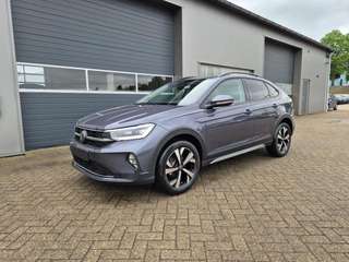 Schräge Frontansicht auf einen Volkswagen Taigo , freigestellt