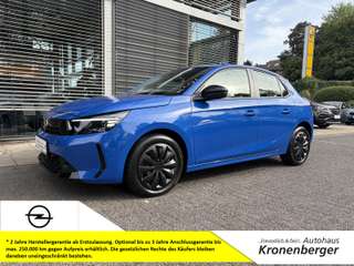Schräge Frontansicht auf einen Opel Corsa , freigestellt