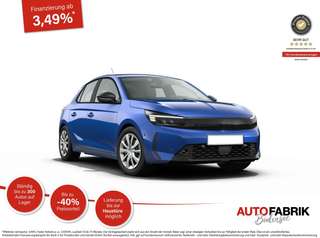 Schräge Frontansicht auf einen Opel Corsa , freigestellt