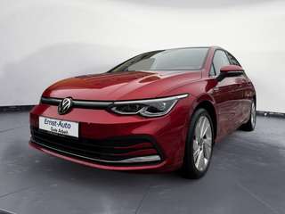 Schräge Frontansicht auf einen Volkswagen Golf , freigestellt