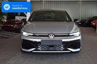 Schräge Frontansicht auf einen Volkswagen Golf , freigestellt