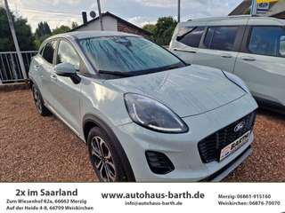 Schräge Frontansicht auf einen Ford Puma , freigestellt