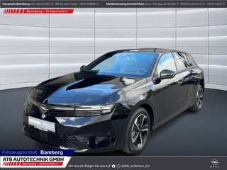 Schräge Frontansicht auf einen Opel Astra , freigestellt